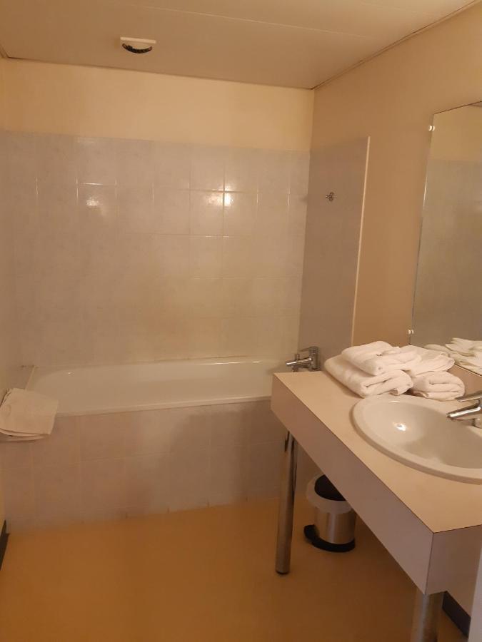 Hotel Les Forges Noyal-sur-Vilaine Bagian luar foto